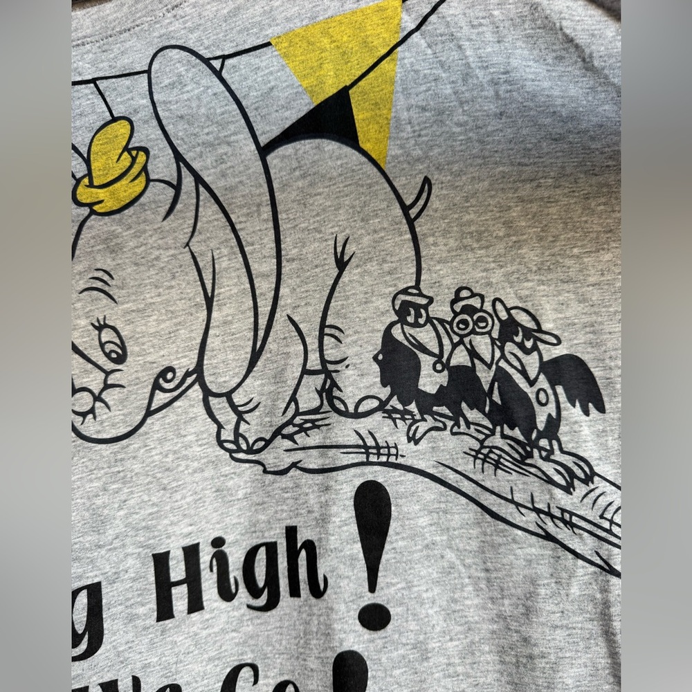 UNIQLO Disney Dumbo Crows XL Gray Yellow Soaring High Up We Go‎ Flags Cotton - Picture 3 of 7